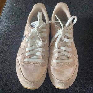 Nike pink internationalist